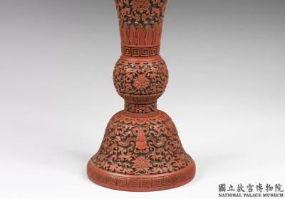 图片[2]-Gu-shaped carved red lacquer vase with decoration of lotus scrolls and the Eight Treasures, Qing dynasty, Qianlong reign (1736-1795)-China Archive